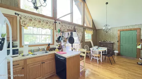 239 Saunders Dr, Bushkill, PA 18324 photo 5