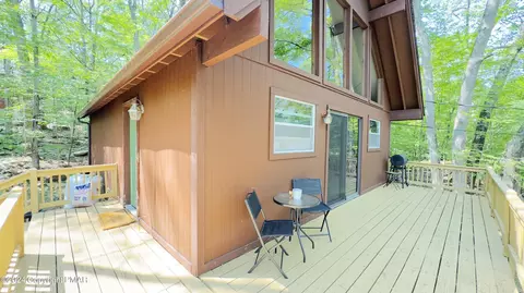 239 Saunders Dr, Bushkill, PA 18324 photo 2