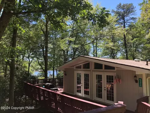 521 N Lake Dr, Lake Harmony, PA 18624