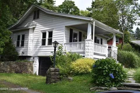 513 Prices Dr, Cresco, PA 18326
