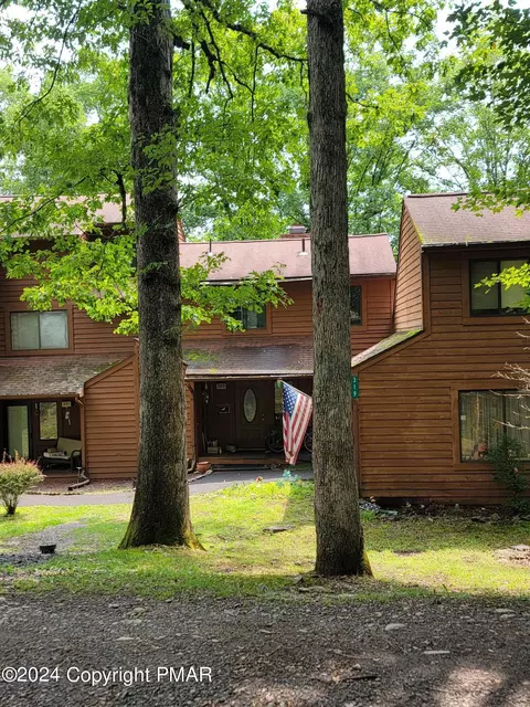 320 Crewe Ct, Bushkill, PA 18324
