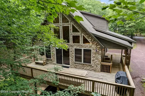 41 Skye Dr, Lake Harmony, PA 18624