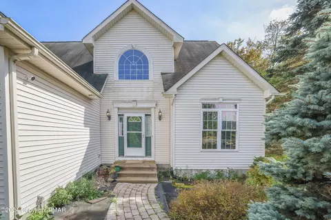 3228 Sussex Dr, Tobyhanna, PA 18466