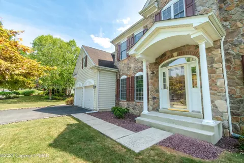 7111 Tuscany Dr, Macungie, PA 18062