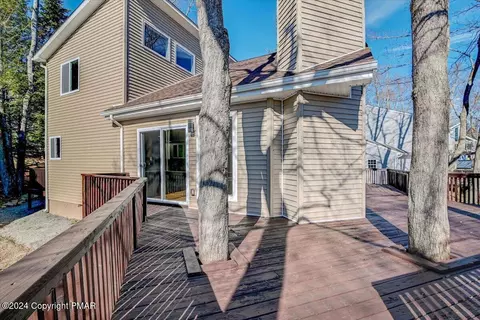 6121 Boardwalk Dr, Tobyhanna, PA 18466