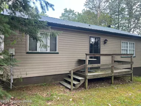 226 N Lake Dr, Lake Harmony, PA 18624