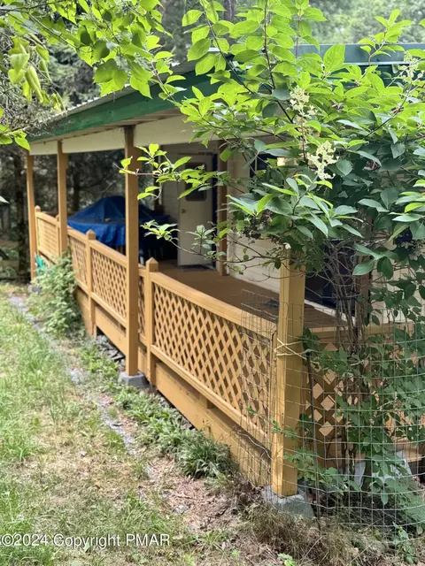 68 Yogi Blvd, Hawley, PA 18428