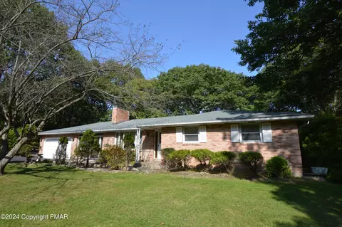 84 Crestwood Dr, Mount Pocono, PA 18344