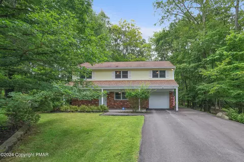 111 Naomi Ln, Cresco, PA 18326