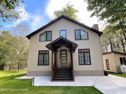 2135 Rosemont Dr, Tobyhanna, PA 18466