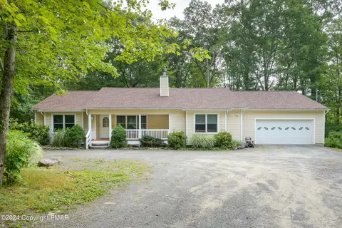 127 Basswood Dr, Hawley, PA 18428