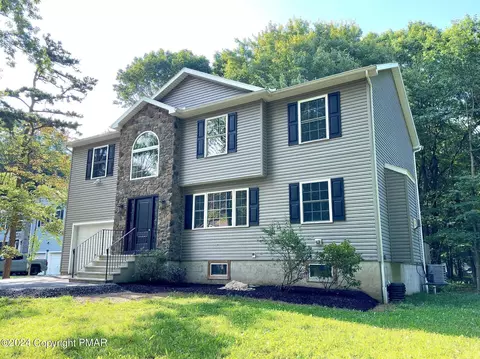 3128 Wintergreen Ln, Pocono Summit, PA 18346