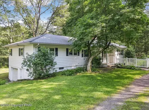 107 Minter Dr, Bushkill, PA 18324