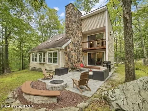 2110 Yorkshire Ct, Bushkill, PA 18324