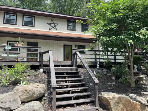 10 Villas Rd, Mount Pocono, PA 18344