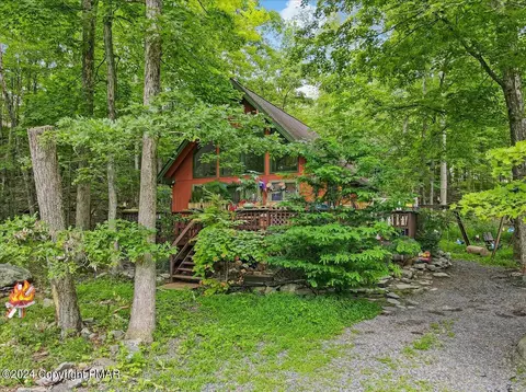 112 Essex Ct, Bushkill, PA 18324