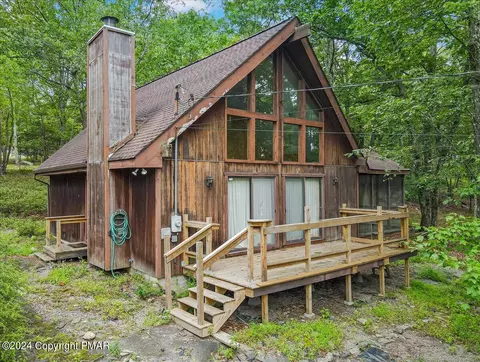 7126 W Woodbridge Dr, Bushkill, PA 18324