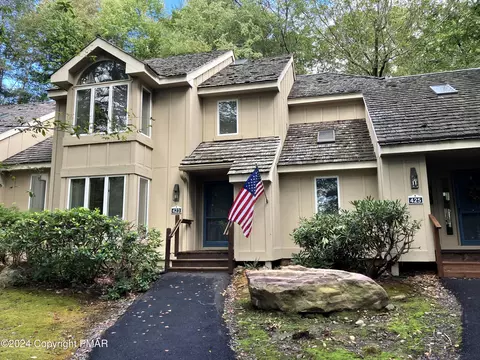 423 Woods Lake Ln, Pocono Pines, PA 18350