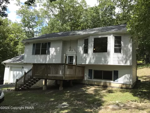 5320 E Woodbridge Dr, Bushkill, PA 18324