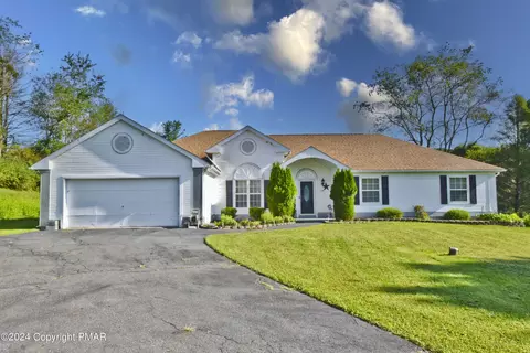 153 Arthur Ln, Brodheadsville, PA 18322