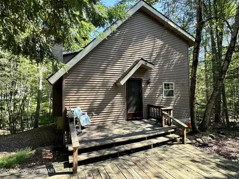 8805 Cloudcrest Dr, Tobyhanna, PA 18466