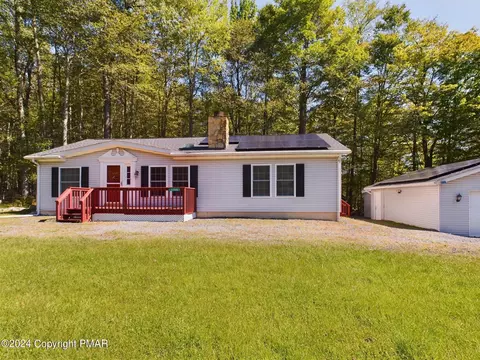 1125 Shackamaxon Dr, Pocono Lake, PA 18347