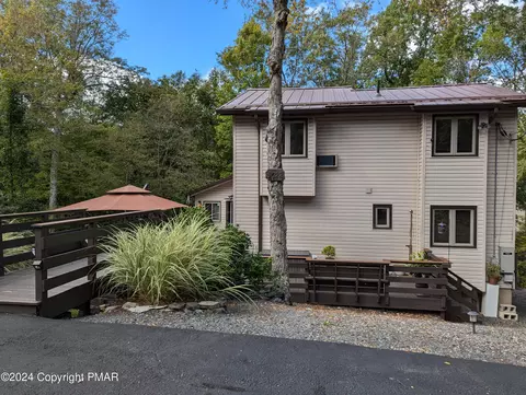 5022 E Woodbridge Dr, Bushkill, PA 18324