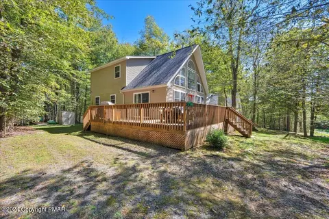 7233 Winnebago Dr, Pocono Lake, PA 18347