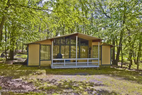 541 Hummingbird Ct, Bushkill, PA 18324
