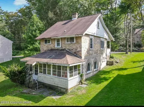 90 Oak St, Delaware Water Gap, PA 18327