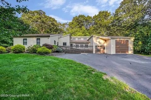 5520 Elmwood Dr, Tannersville, PA 18372