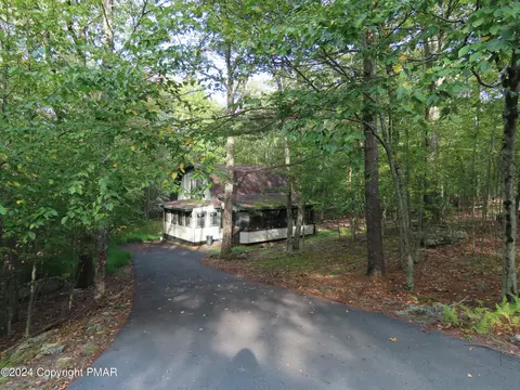 121 Ledge View Dr, Hawley, PA 18428
