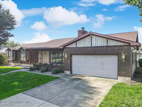 115 Valley View Dr, Peckville, PA 18452