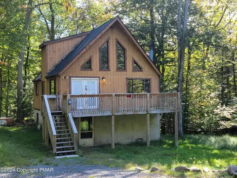 111 Country Club Dr, Gouldsboro, PA 18424