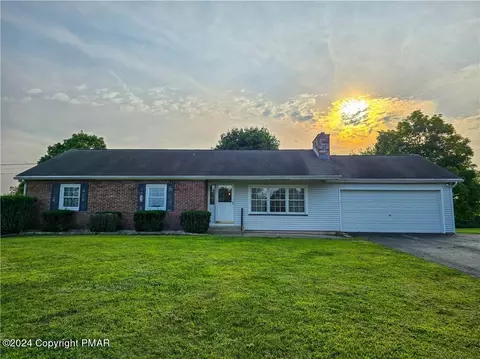1516 Fawn Valley Dr, Brodheadsville, PA 18322