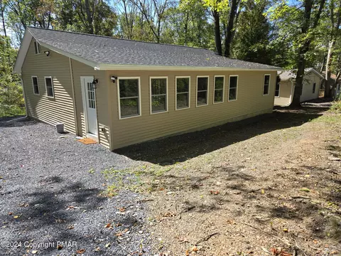 128 Evergreen Dr, Bushkill, PA 18324