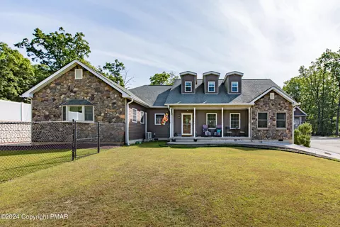 226 East Ct, Cresco, PA 18326