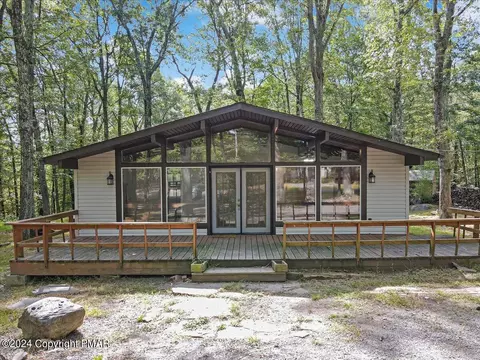 224 Clubhouse Dr, East Stroudsburg, PA 18302