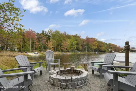 415 Country Place Dr, Tobyhanna, PA 18466