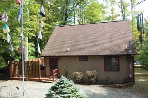 1069 Lakeland Dr, Lake Ariel, PA 18436