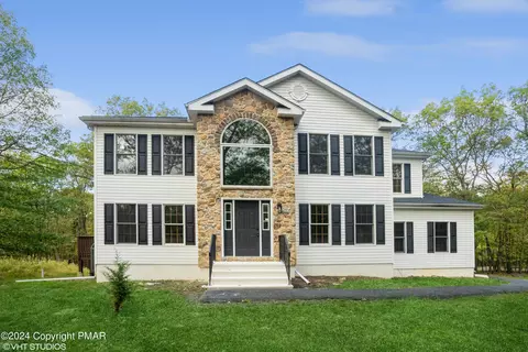 2196 Cardinal Dr, Bushkill, PA 18324