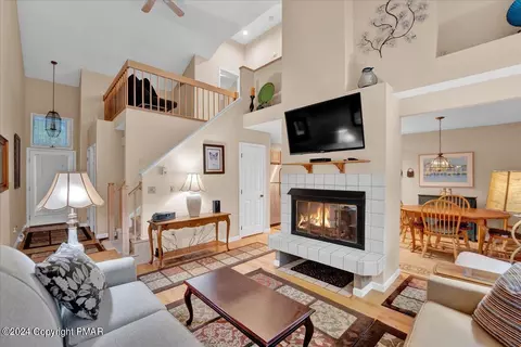 4 Beachwood Ct, Lake Harmony, PA 18624