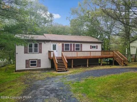 4860 W Pine Ridge Dr, Bushkill, PA 18324
