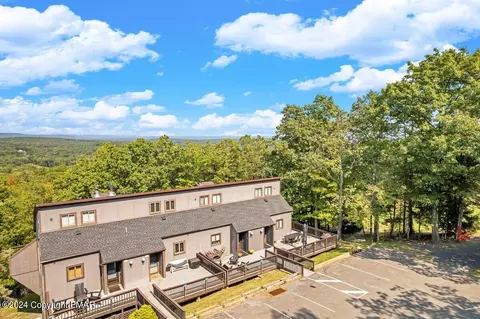 100 Cross Country Ln, Tannersville, PA 18372