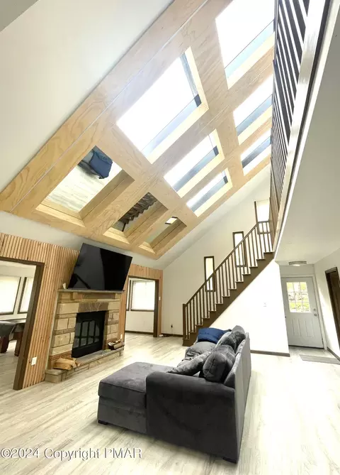 8274 Natures Dr, Tobyhanna, PA 18466