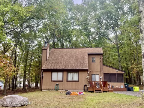 694 Clubhouse Dr, East Stroudsburg, PA 18302