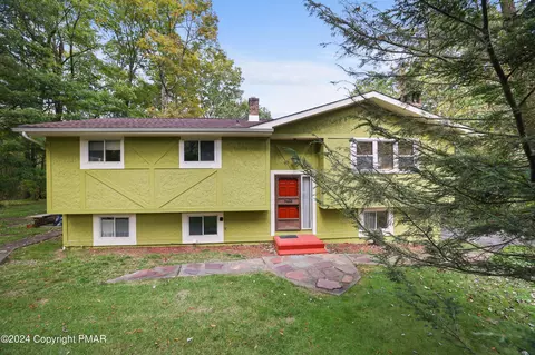 8139 Oak Ridge Ln, Cresco, PA 18326