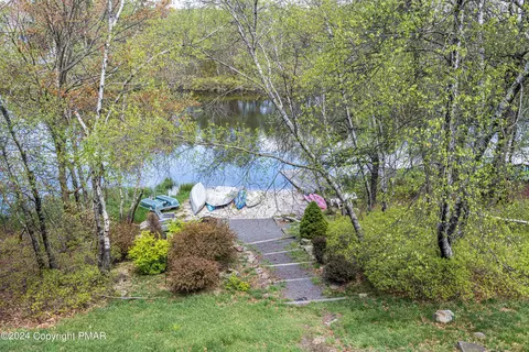 117 English Ivy Ct, Long Pond, PA 18334
