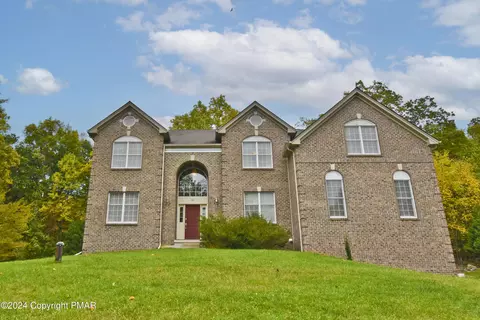 202 Saddle Creek Dr, Mount Bethel, PA 18343