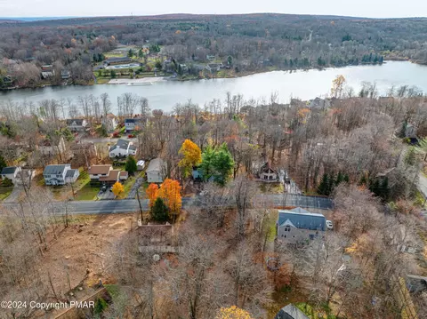 466 Country Place Dr, Tobyhanna, PA 18466